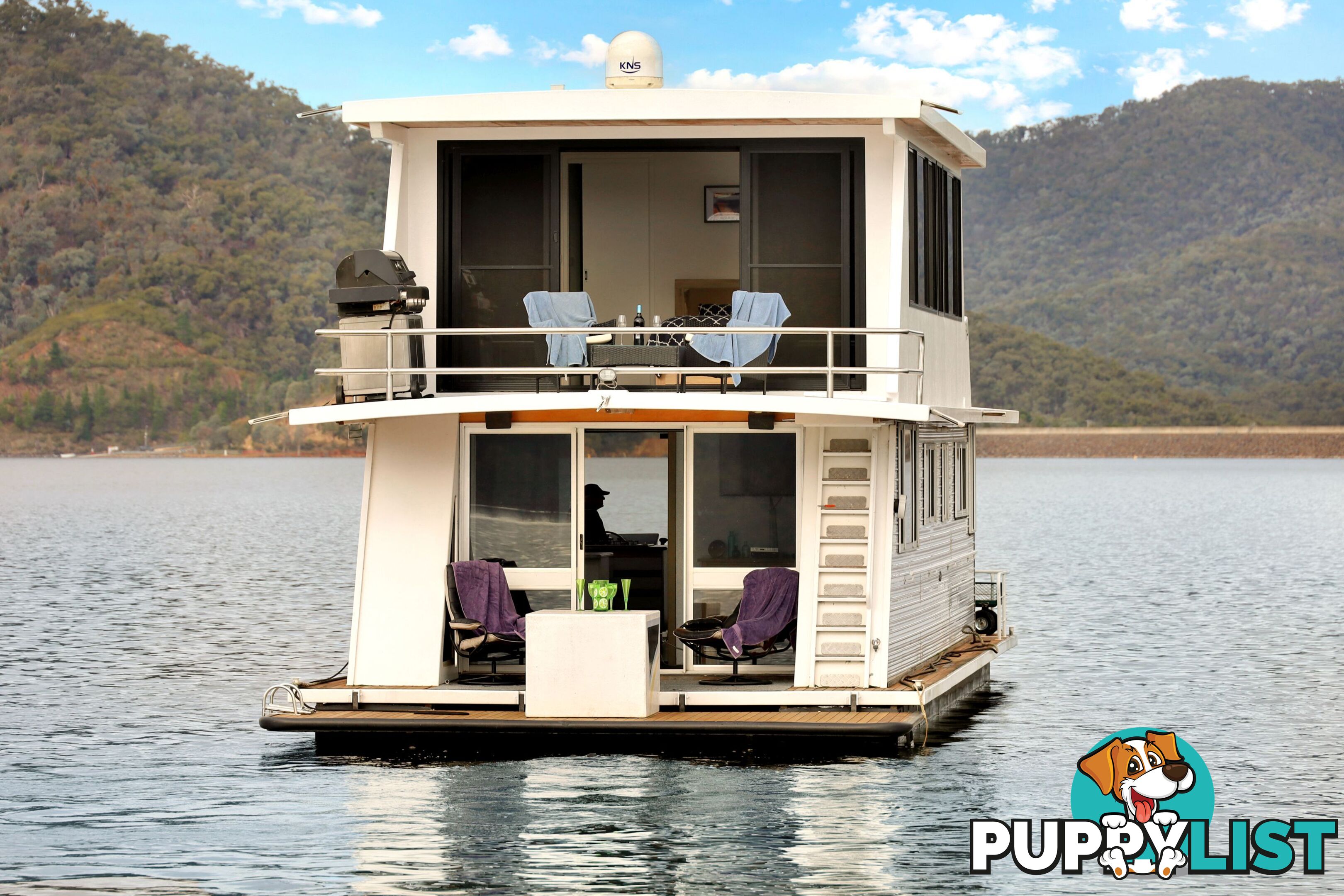 Dayz Off Houseboat Holiday Home on Lake Eildon