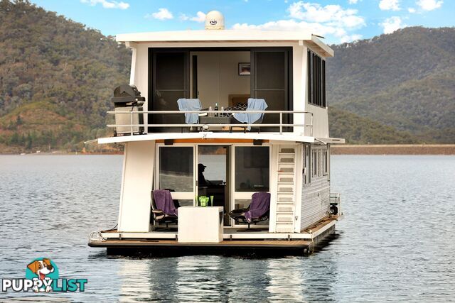 Dayz Off Houseboat Holiday Home on Lake Eildon