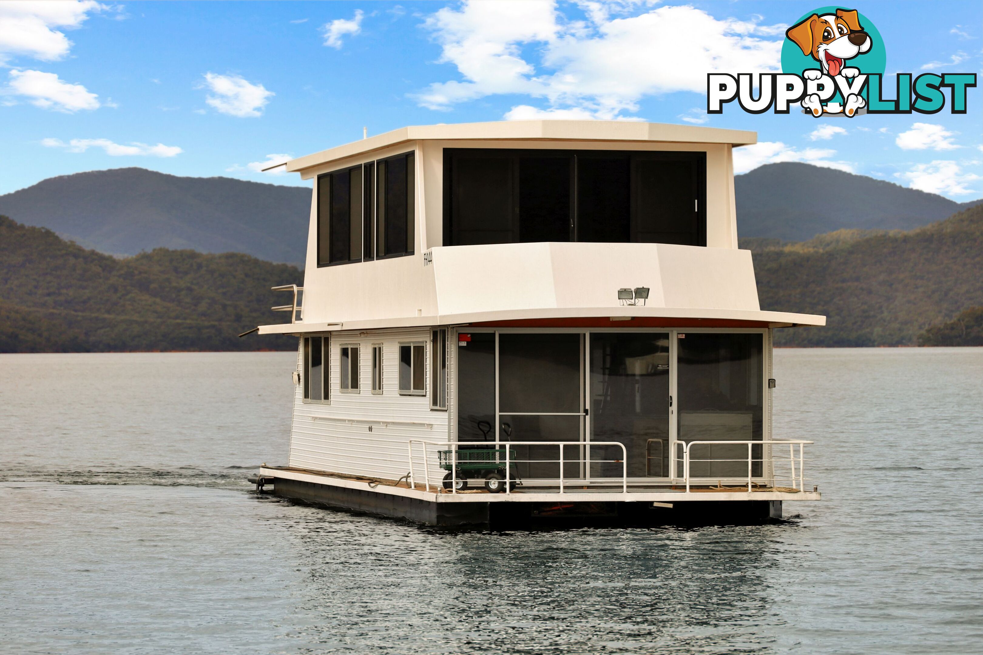 Dayz Off Houseboat Holiday Home on Lake Eildon