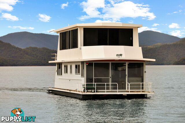 Dayz Off Houseboat Holiday Home on Lake Eildon