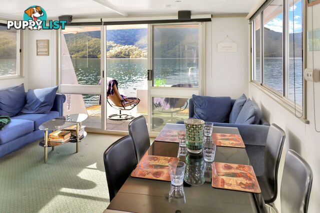 Dayz Off Houseboat Holiday Home on Lake Eildon