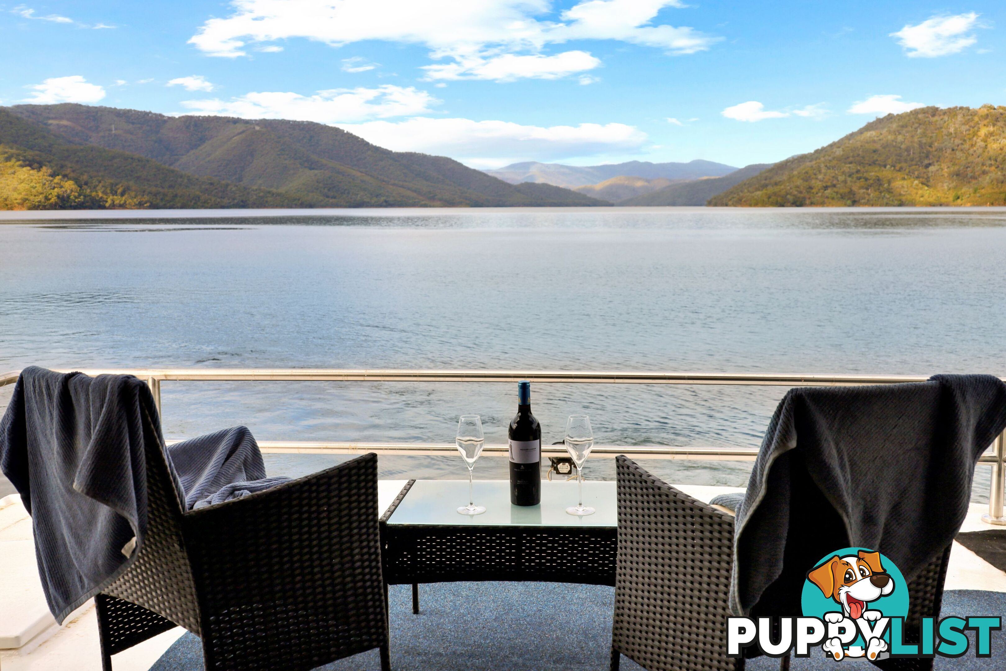 Dayz Off Houseboat Holiday Home on Lake Eildon