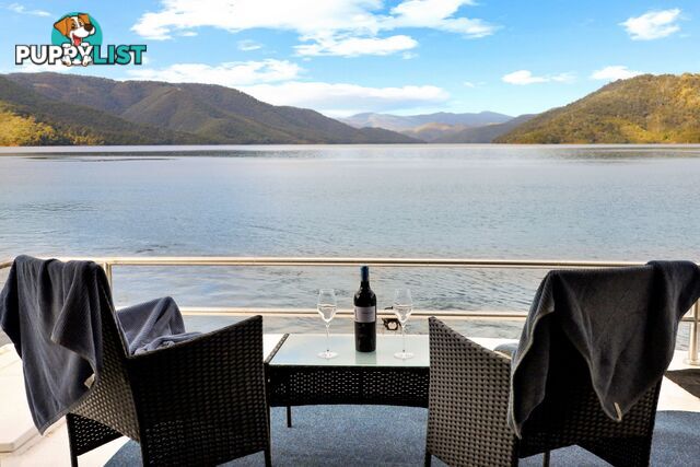 Dayz Off Houseboat Holiday Home on Lake Eildon