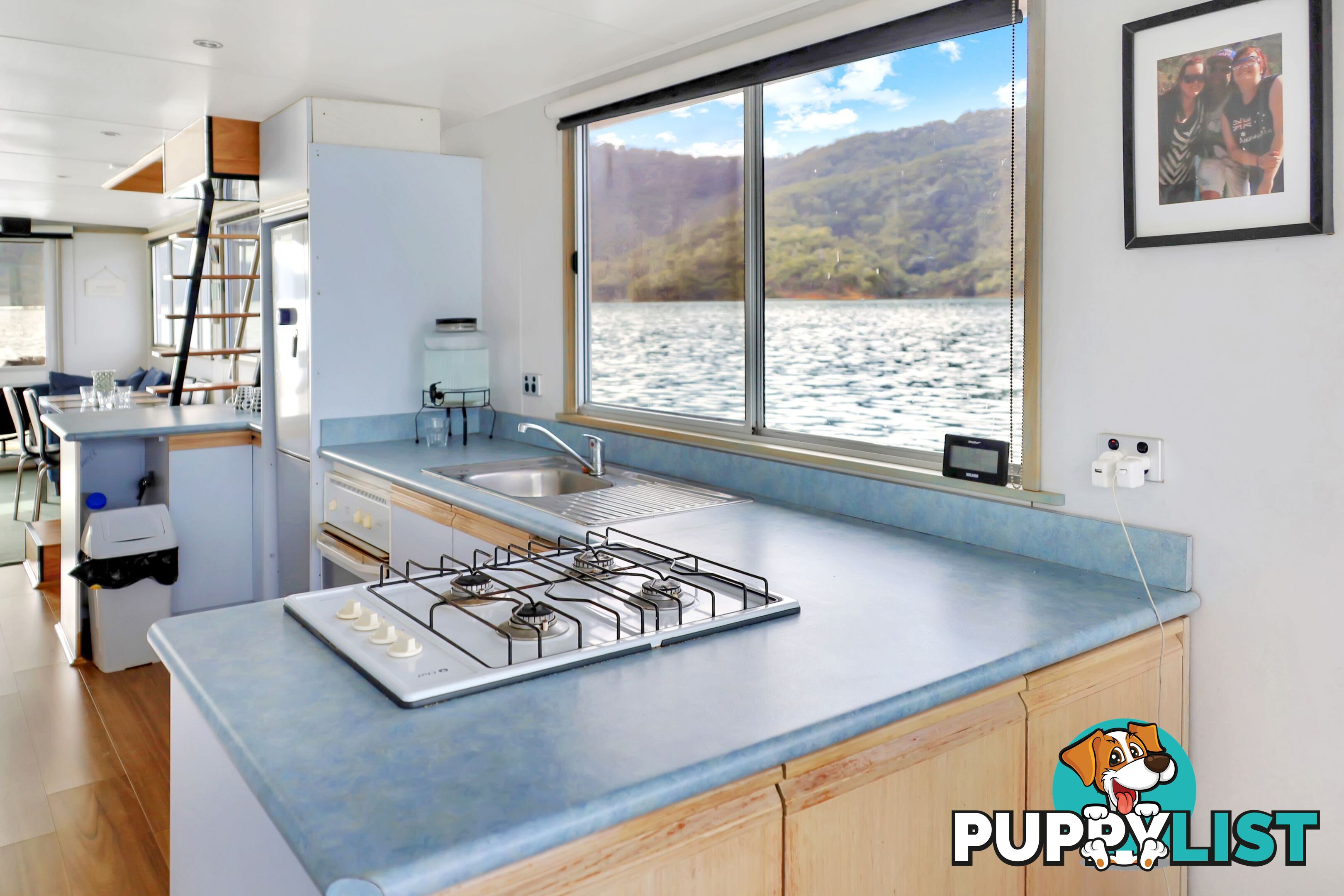 Dayz Off Houseboat Holiday Home on Lake Eildon