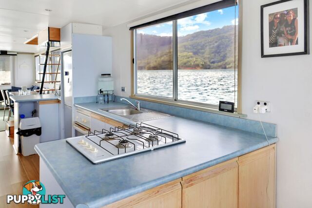 Dayz Off Houseboat Holiday Home on Lake Eildon