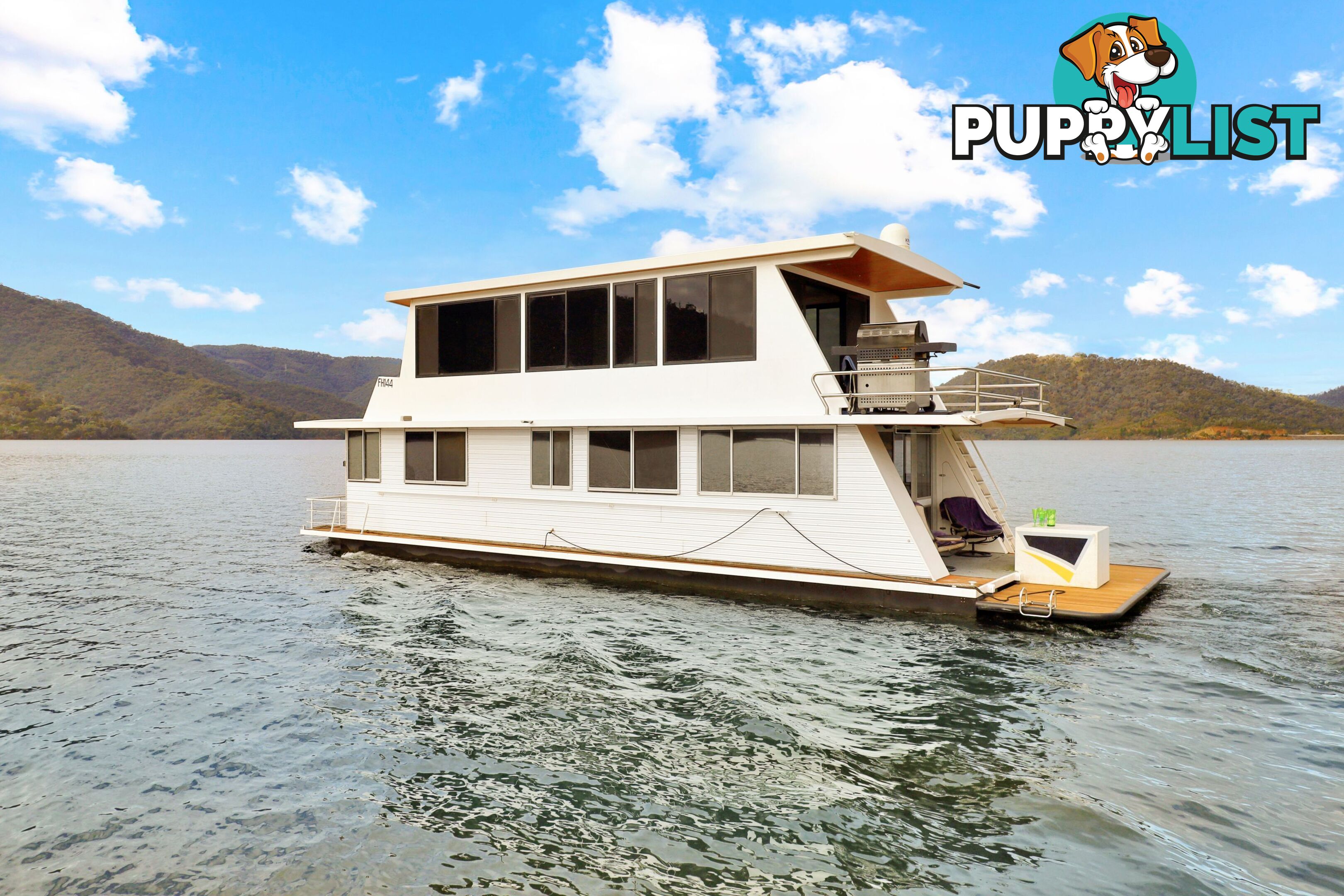 Dayz Off Houseboat Holiday Home on Lake Eildon