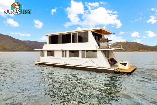 Dayz Off Houseboat Holiday Home on Lake Eildon