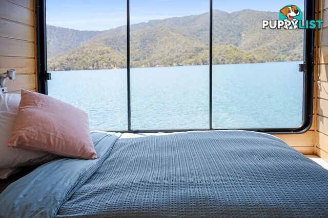 Allure Houseboat Holiday Home on Lake Eildon