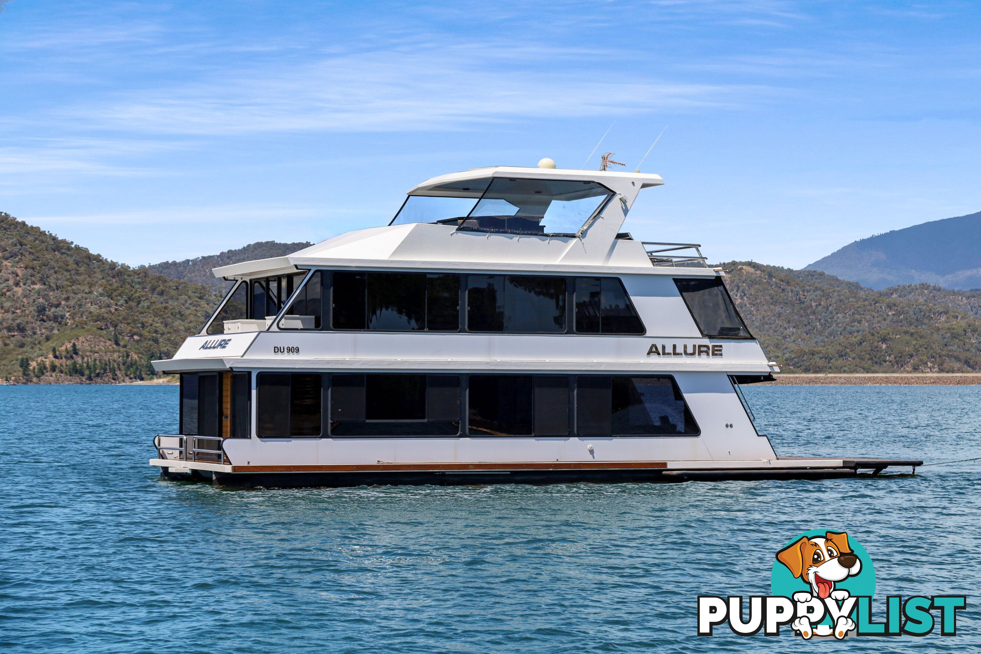 Allure Houseboat Holiday Home on Lake Eildon