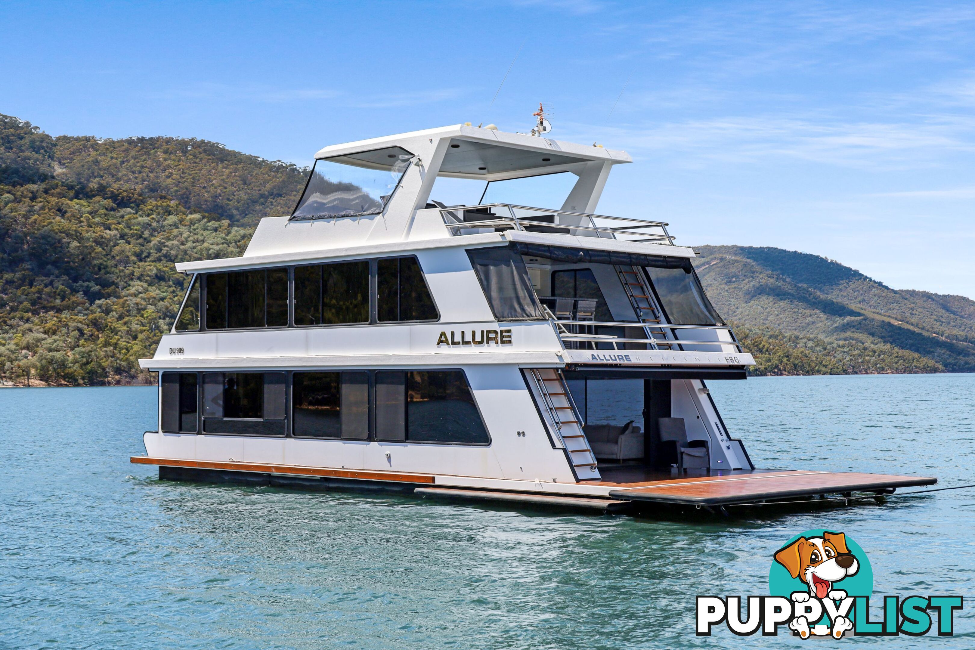 Allure Houseboat Holiday Home on Lake Eildon