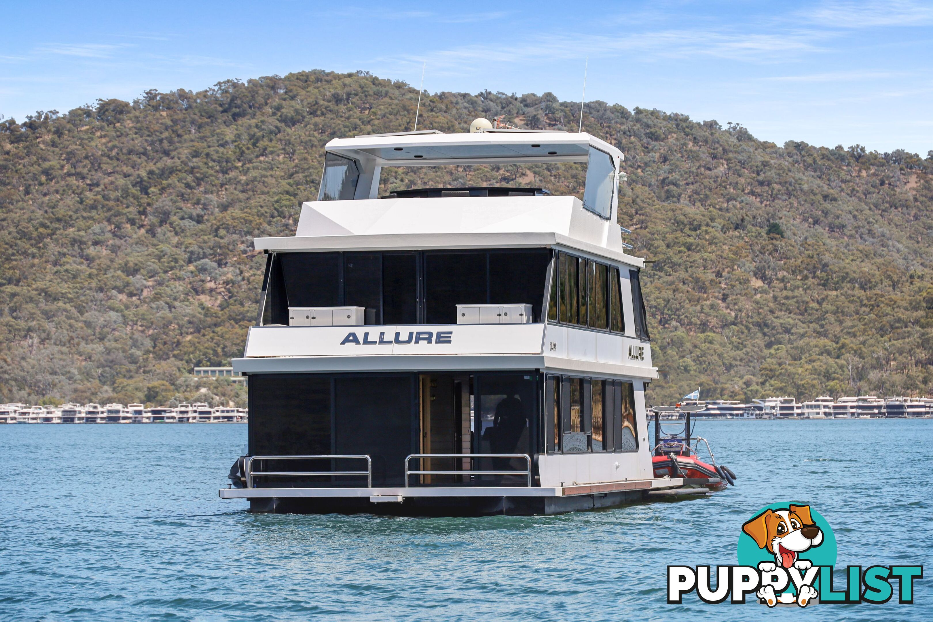 Allure Houseboat Holiday Home on Lake Eildon