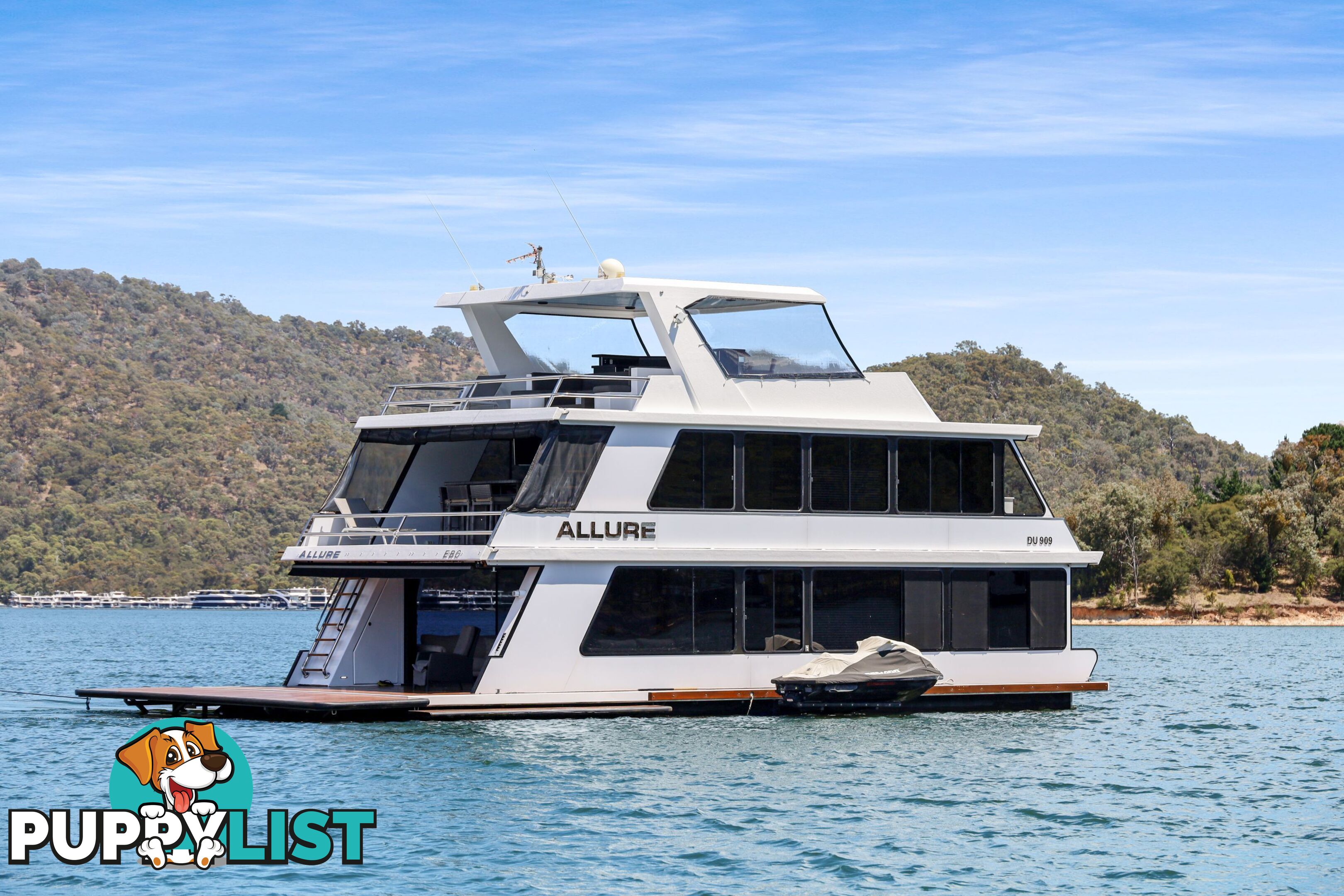 Allure Houseboat Holiday Home on Lake Eildon