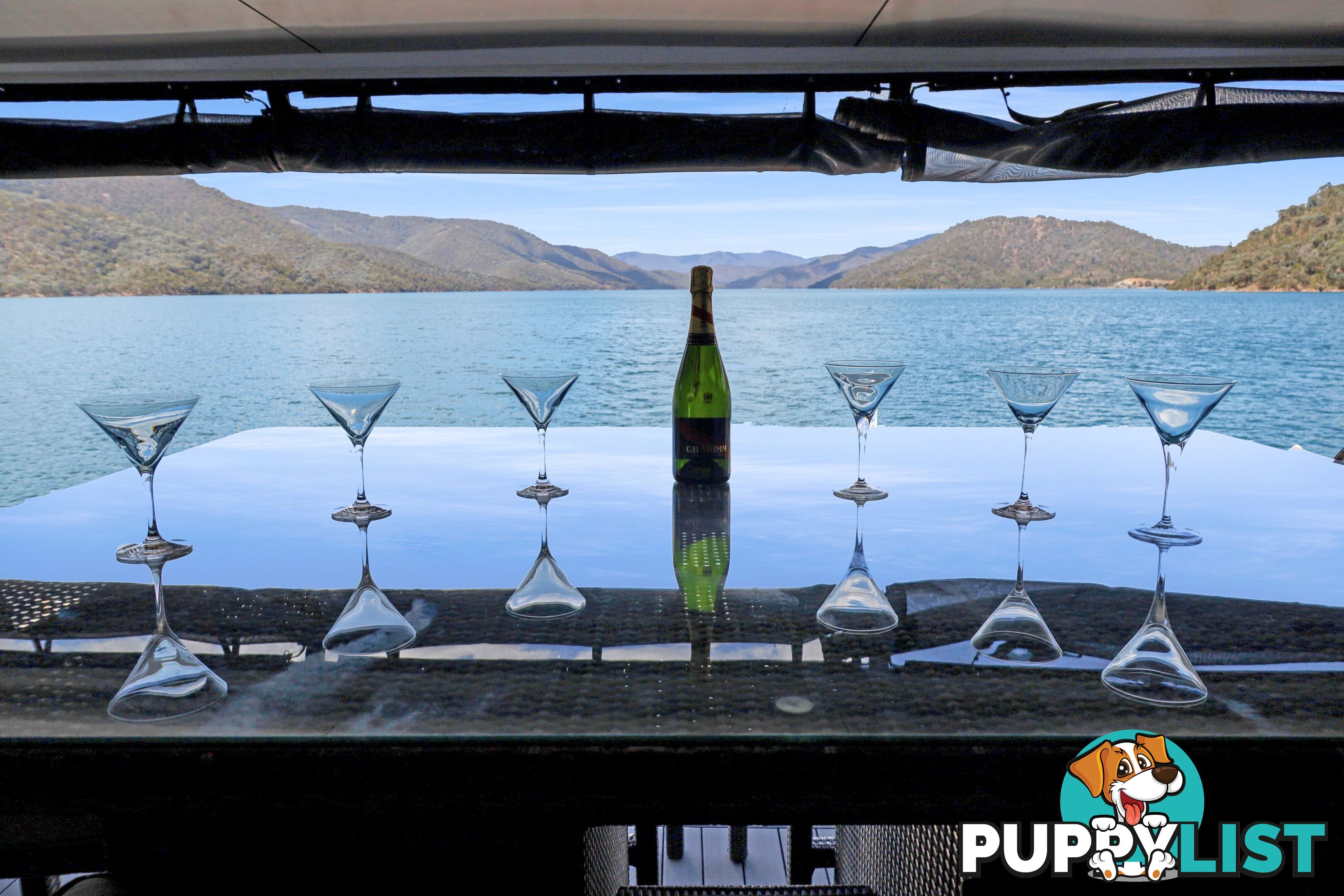 Allure Houseboat Holiday Home on Lake Eildon