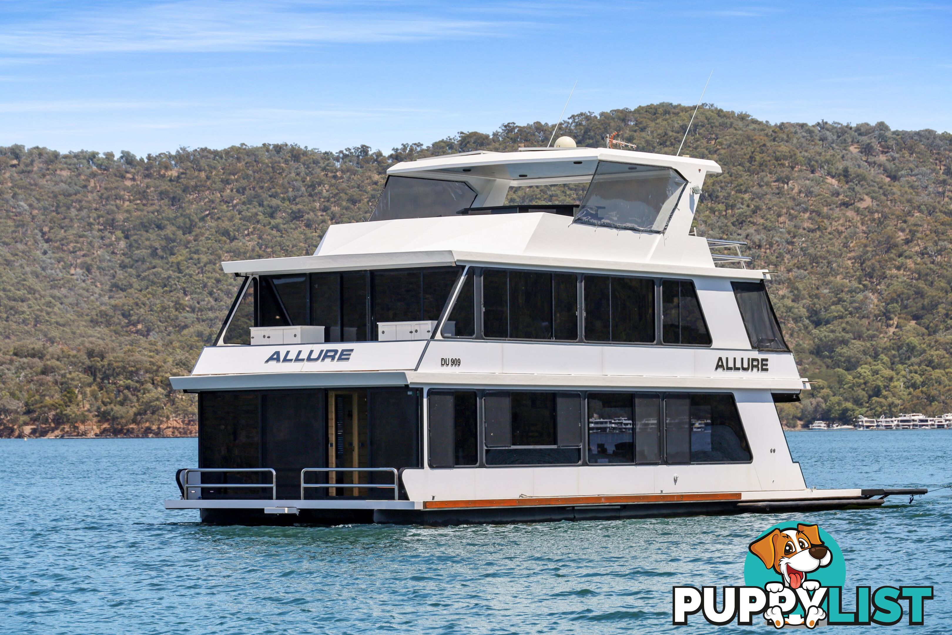 Allure Houseboat Holiday Home on Lake Eildon