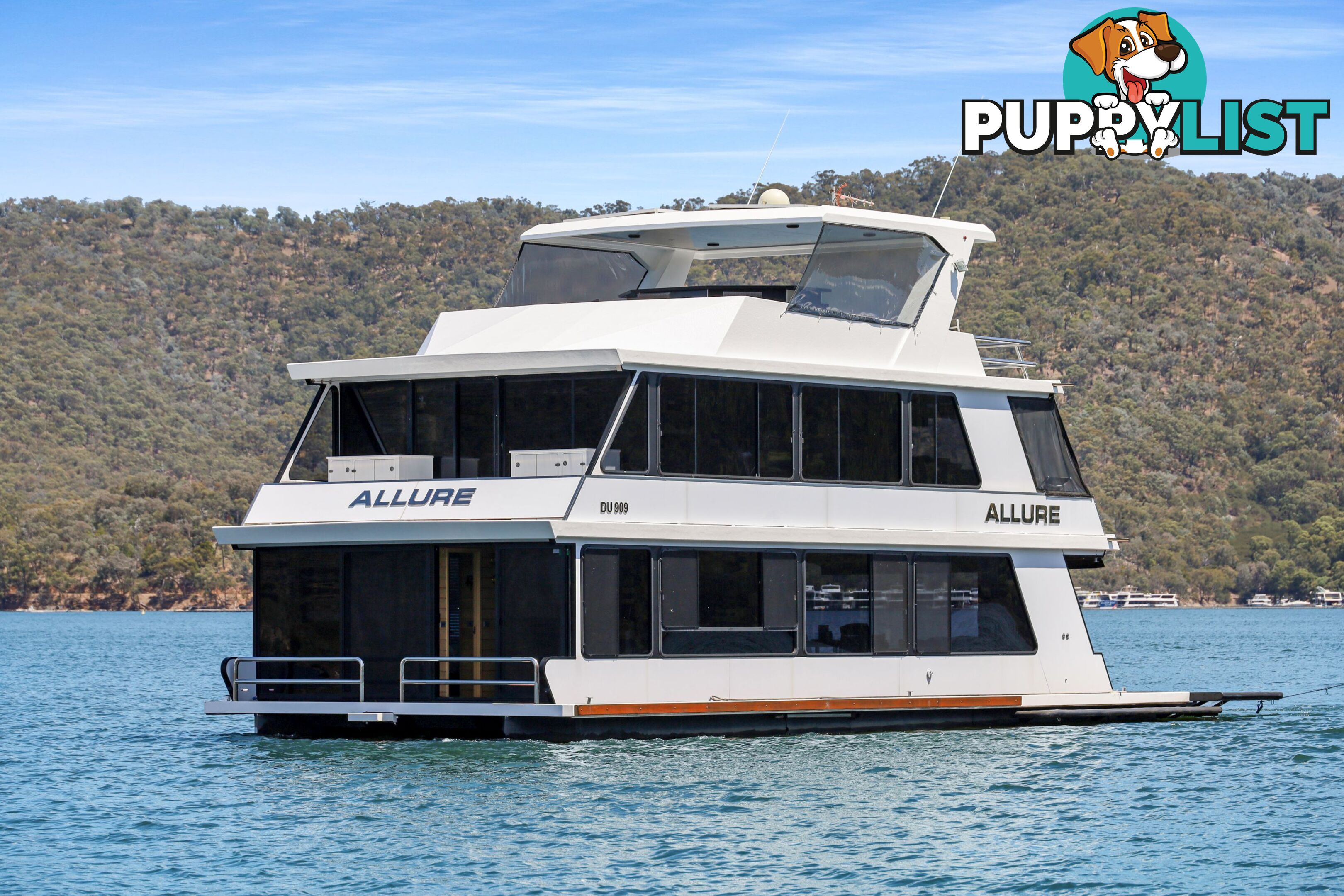 Allure Houseboat Holiday Home on Lake Eildon