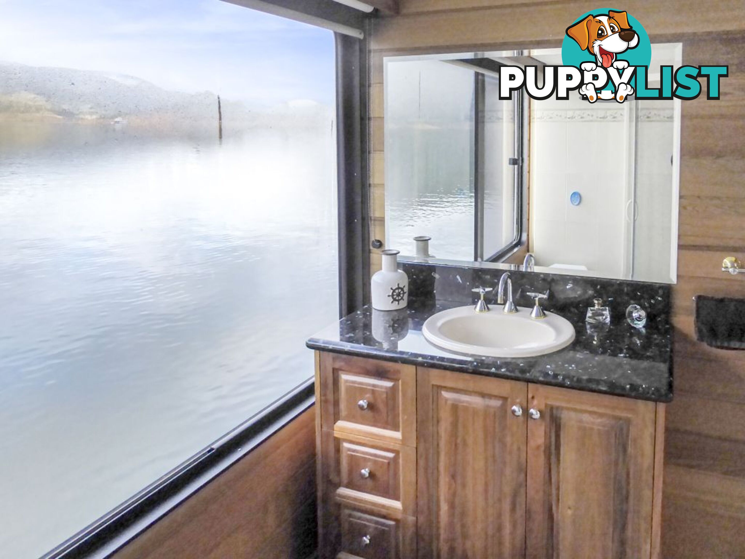 EZE Houseboat Holiday Home on Lake Eildon