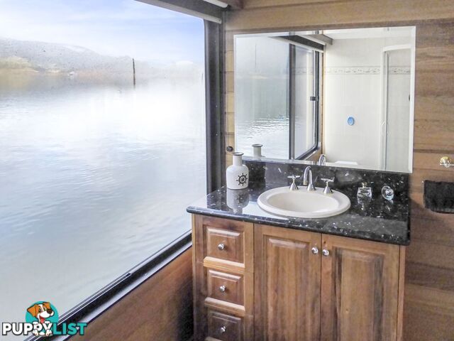 EZE Houseboat Holiday Home on Lake Eildon