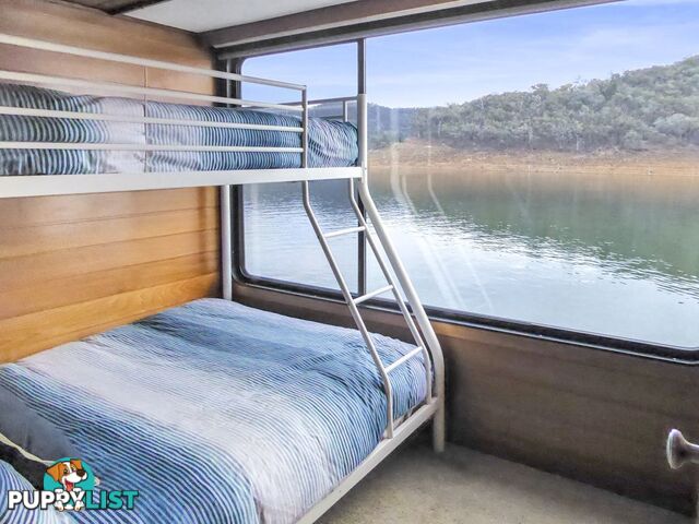 EZE Houseboat Holiday Home on Lake Eildon