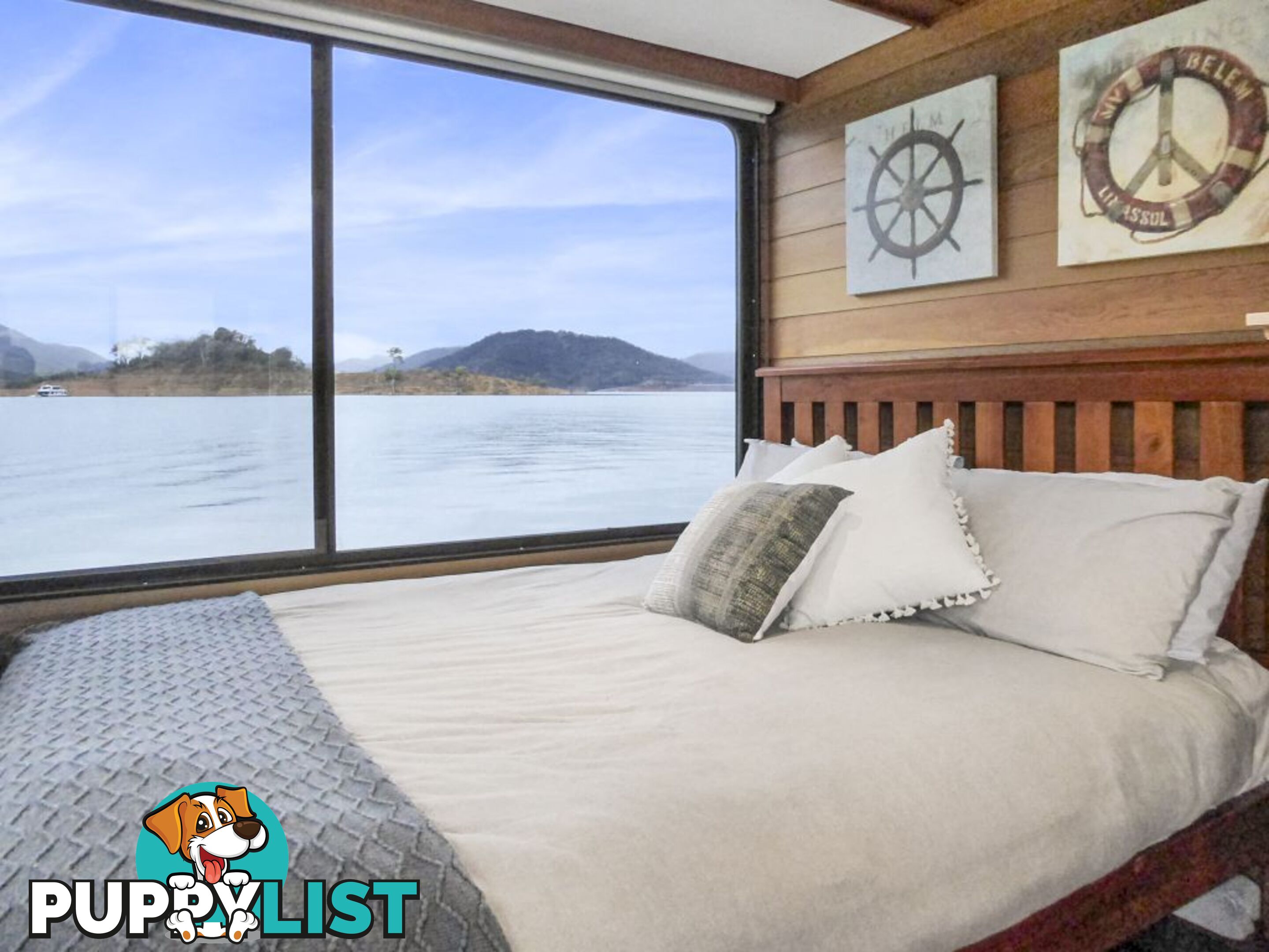 EZE Houseboat Holiday Home on Lake Eildon