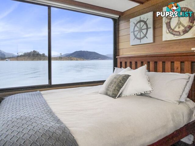 EZE Houseboat Holiday Home on Lake Eildon