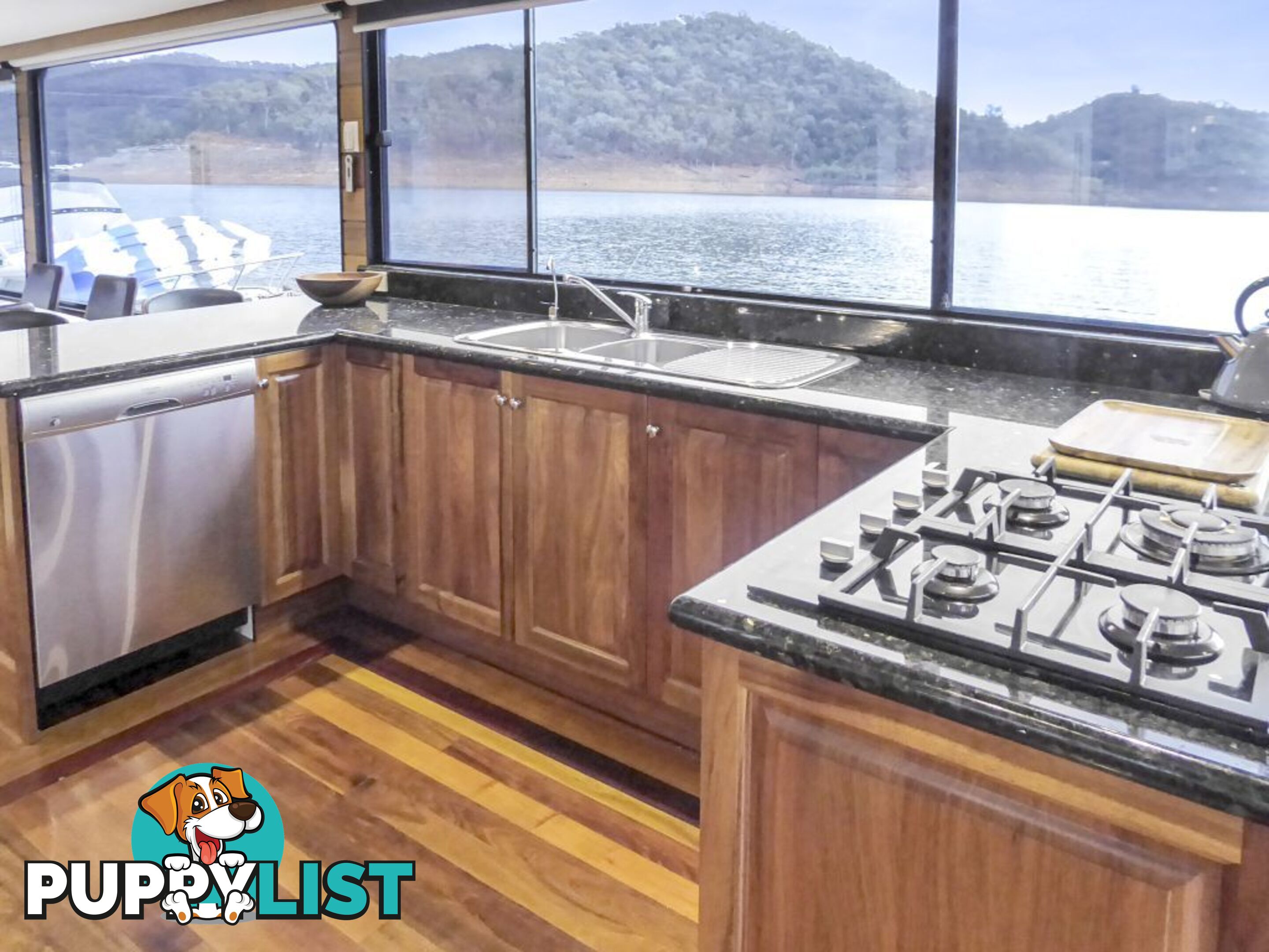 EZE Houseboat Holiday Home on Lake Eildon