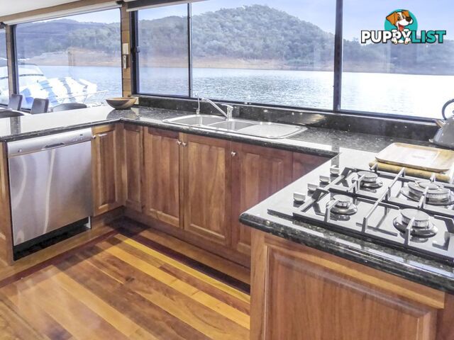 EZE Houseboat Holiday Home on Lake Eildon