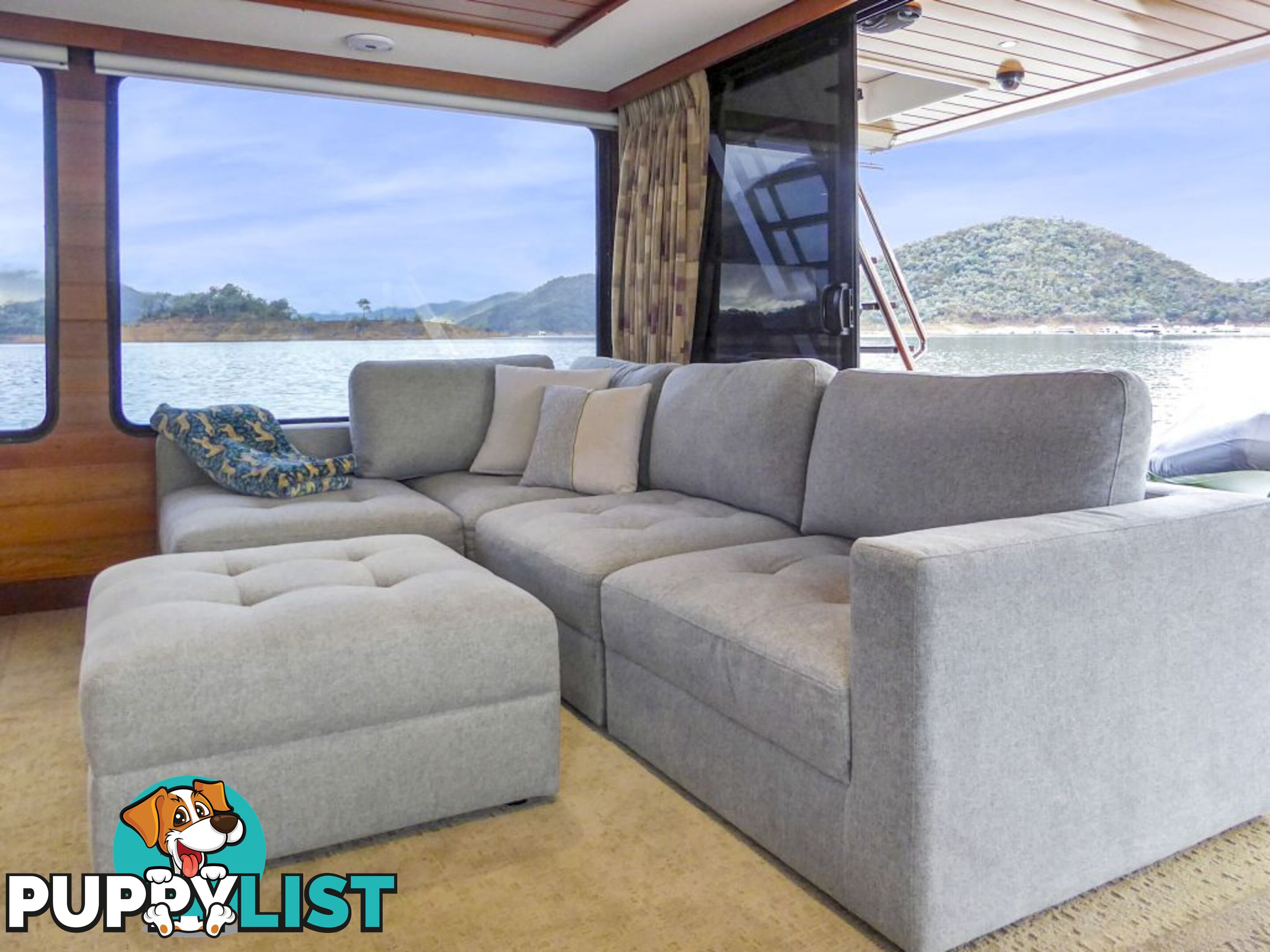 EZE Houseboat Holiday Home on Lake Eildon