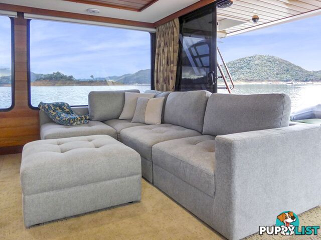 EZE Houseboat Holiday Home on Lake Eildon