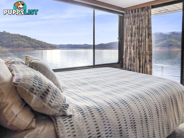 EZE Houseboat Holiday Home on Lake Eildon