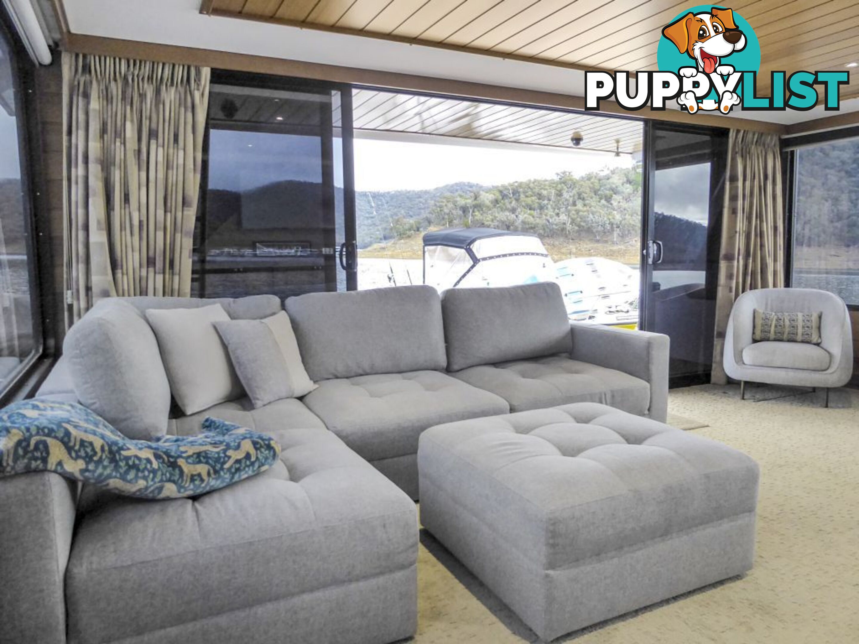 EZE Houseboat Holiday Home on Lake Eildon