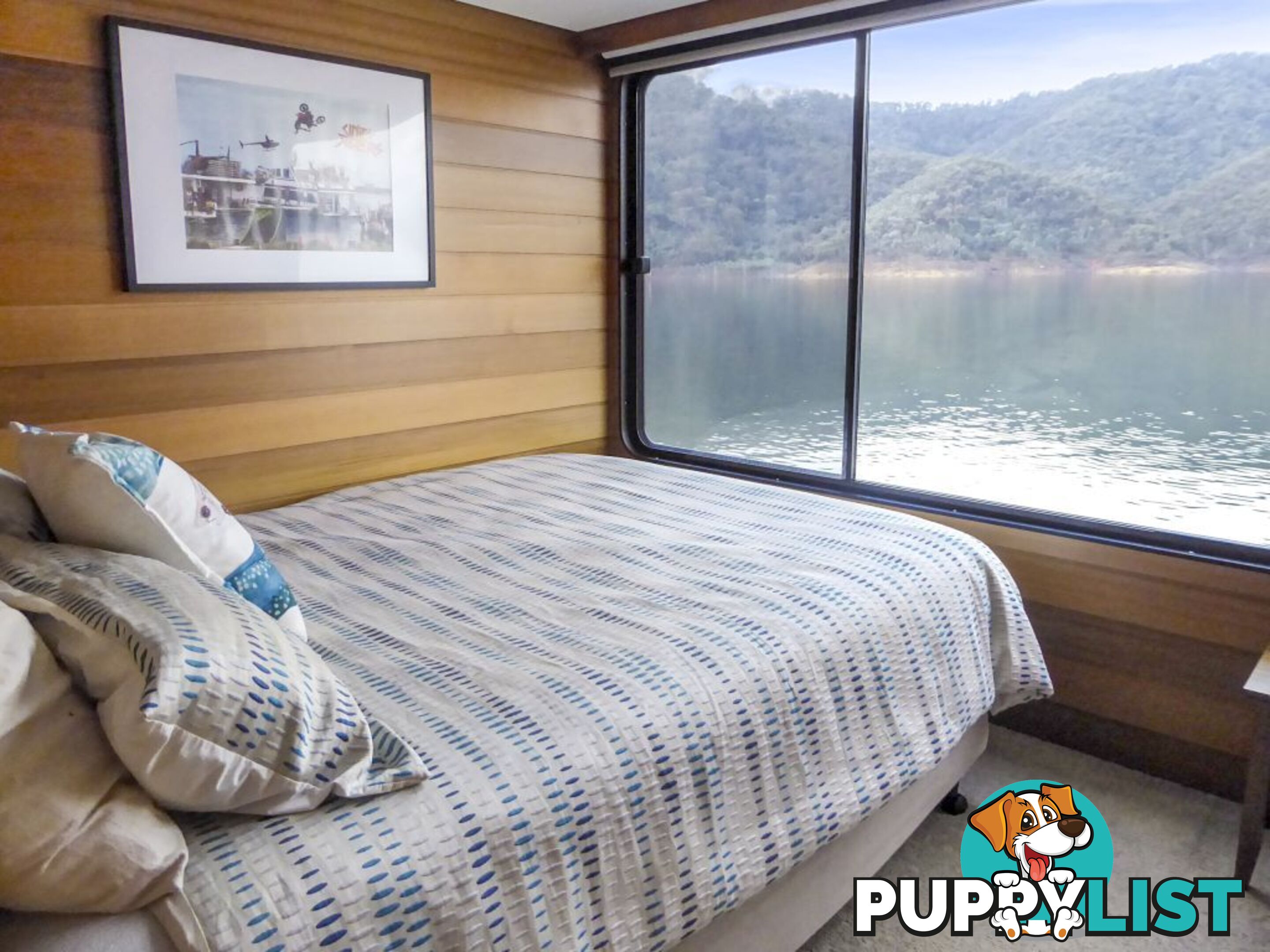 EZE Houseboat Holiday Home on Lake Eildon