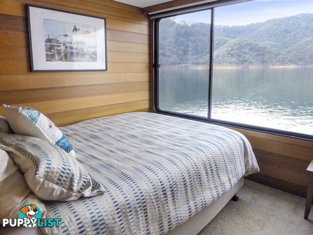 EZE Houseboat Holiday Home on Lake Eildon