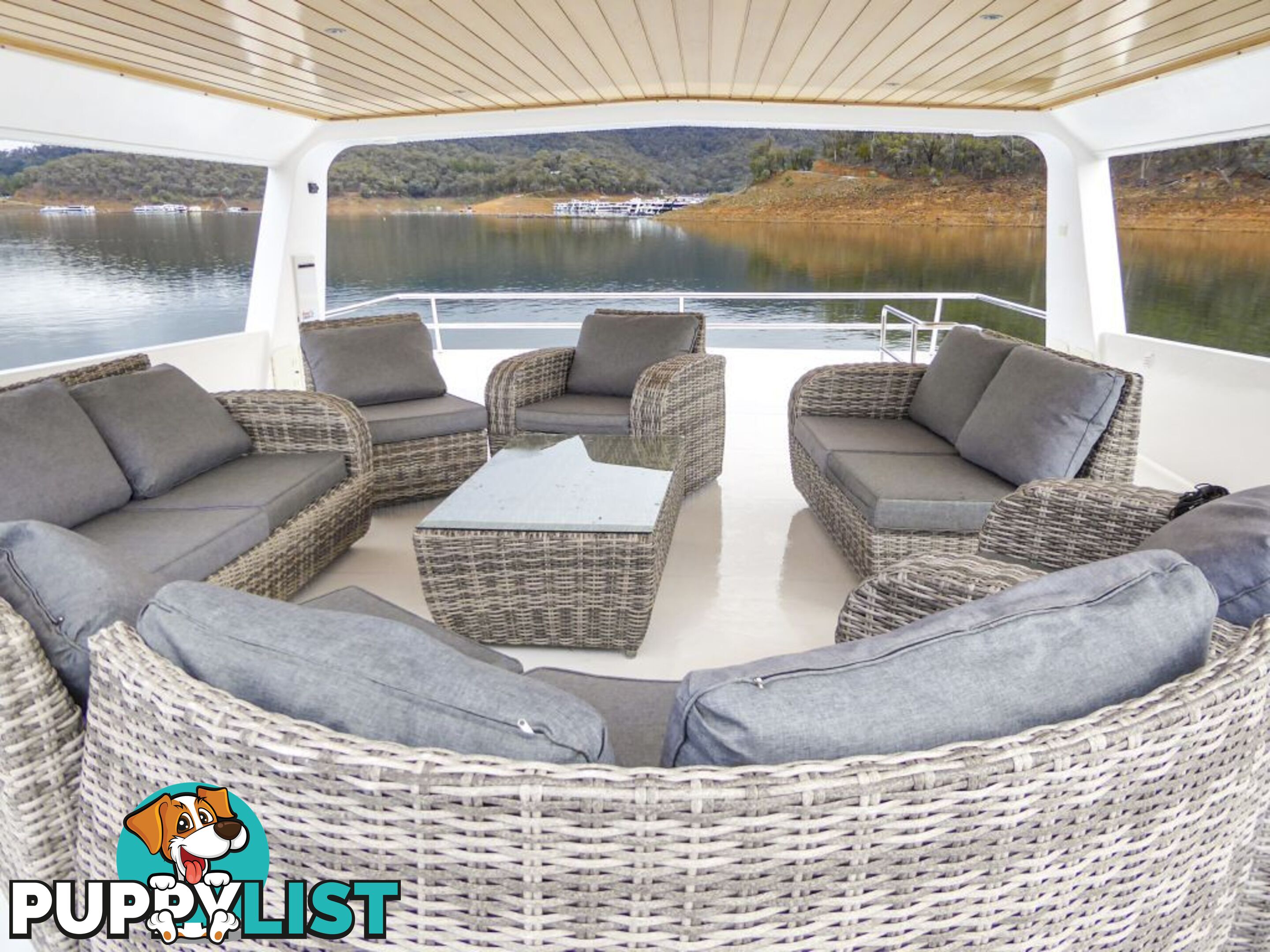 EZE Houseboat Holiday Home on Lake Eildon