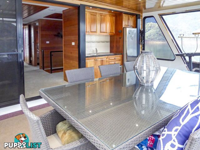 EZE Houseboat Holiday Home on Lake Eildon