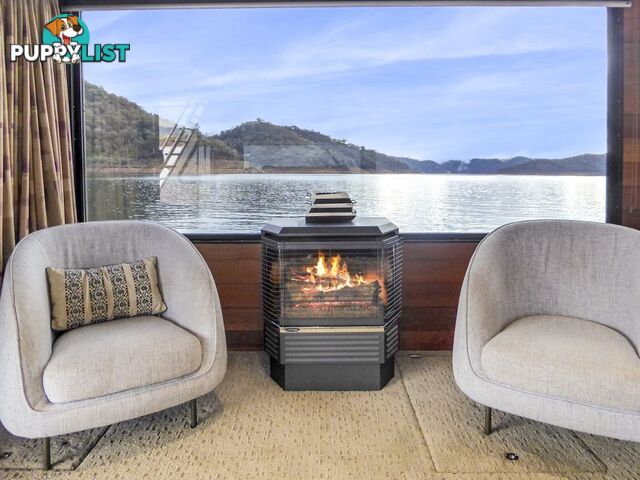 EZE Houseboat Holiday Home on Lake Eildon