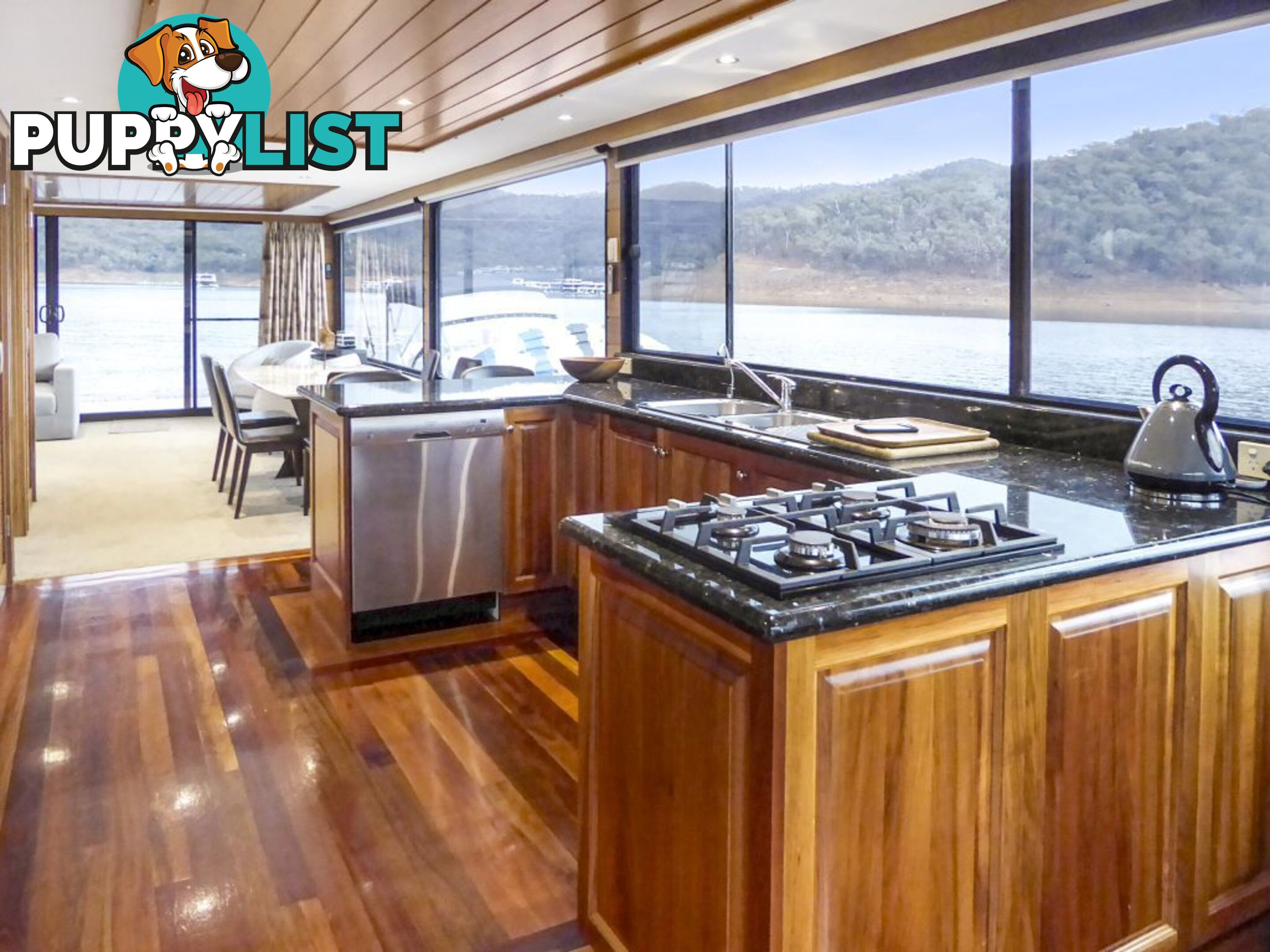 EZE Houseboat Holiday Home on Lake Eildon