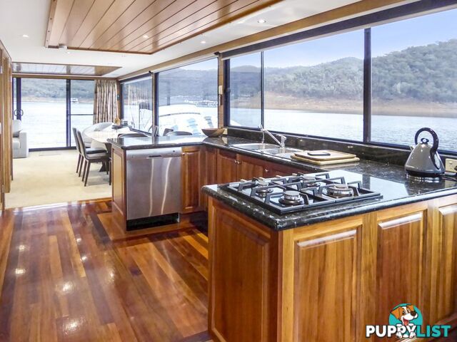 EZE Houseboat Holiday Home on Lake Eildon