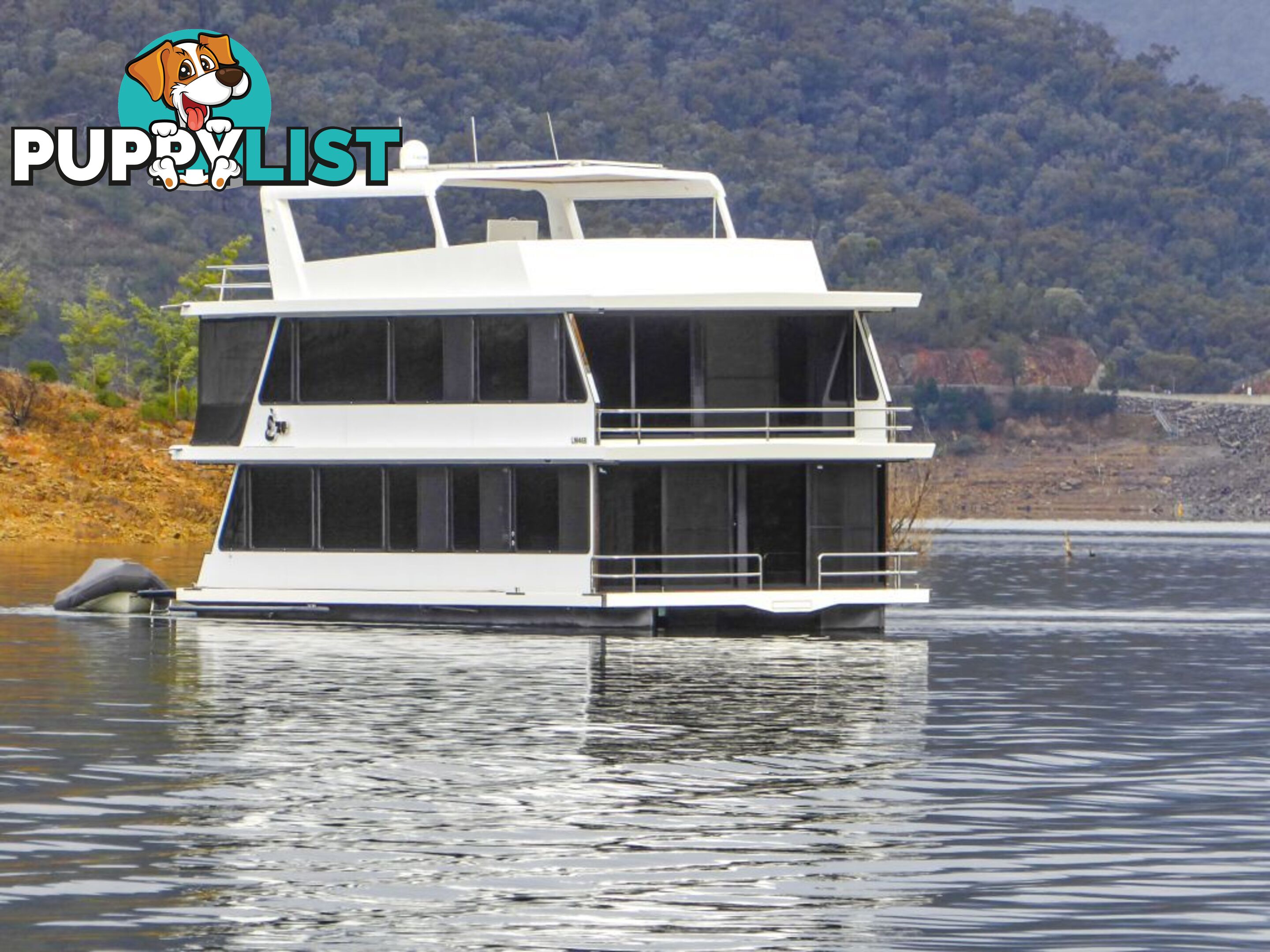 EZE Houseboat Holiday Home on Lake Eildon