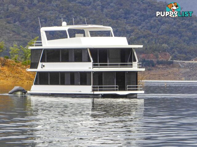 EZE Houseboat Holiday Home on Lake Eildon