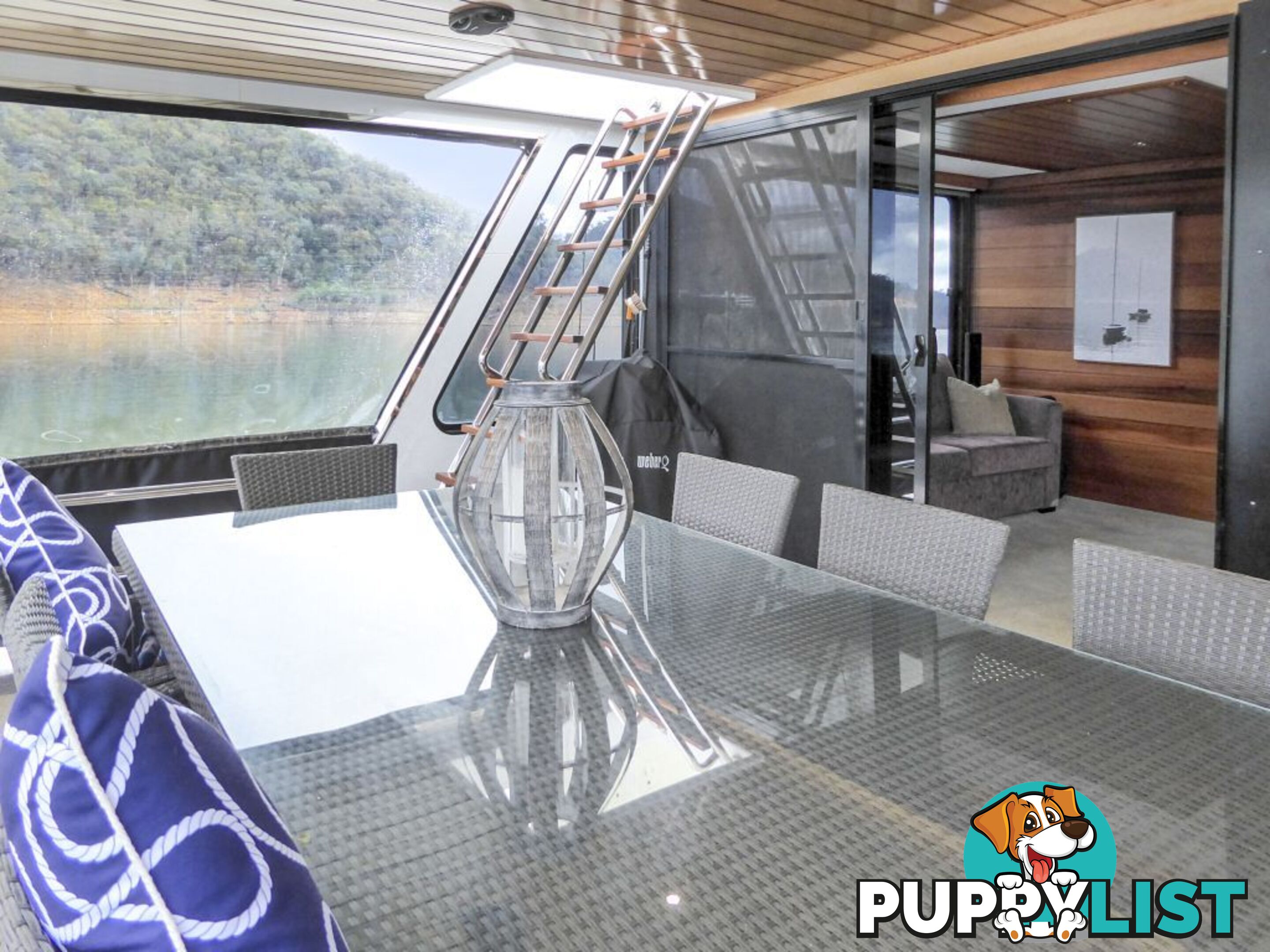 EZE Houseboat Holiday Home on Lake Eildon