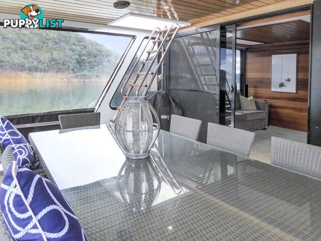 EZE Houseboat Holiday Home on Lake Eildon