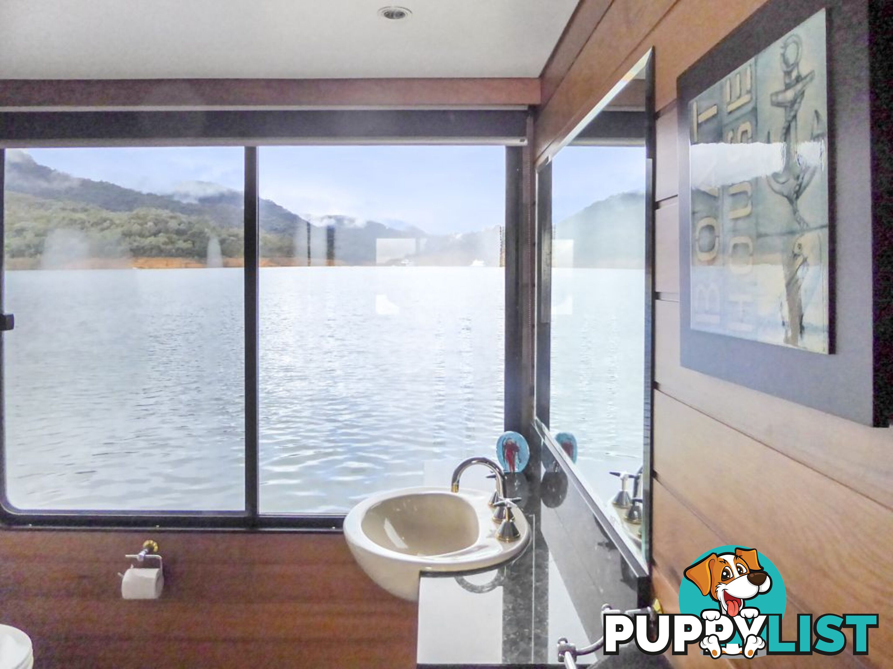 EZE Houseboat Holiday Home on Lake Eildon