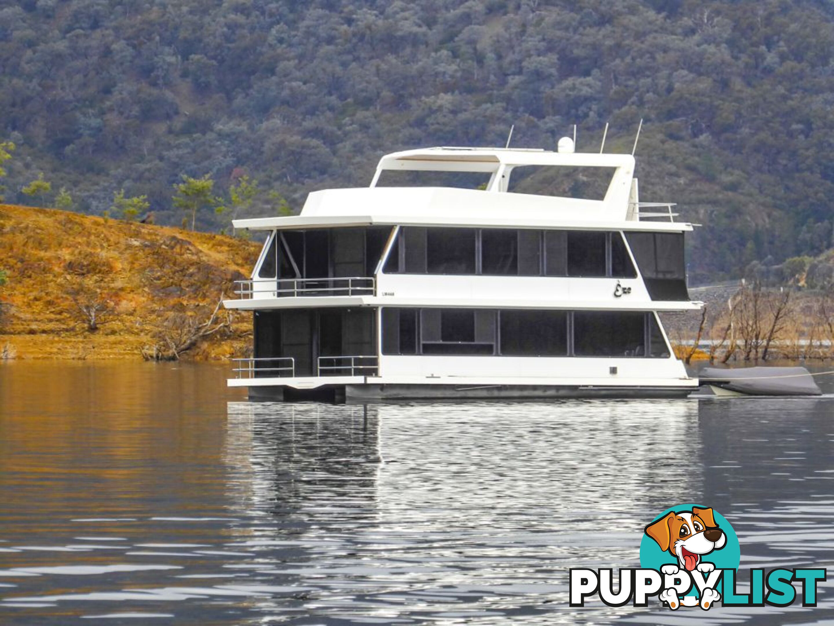 EZE Houseboat Holiday Home on Lake Eildon