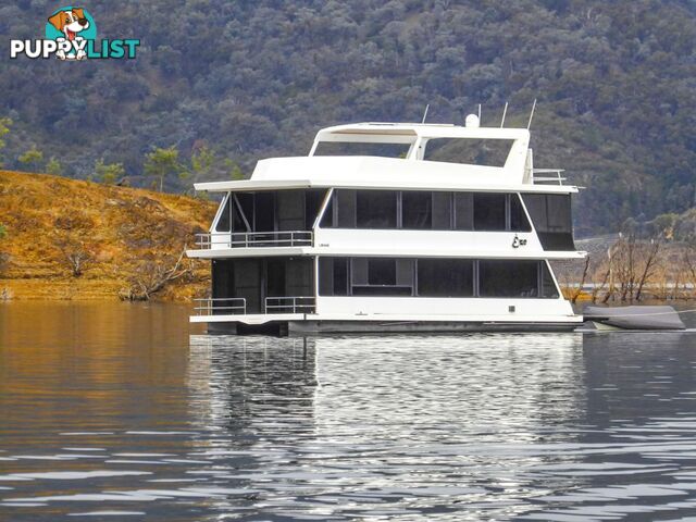 EZE Houseboat Holiday Home on Lake Eildon