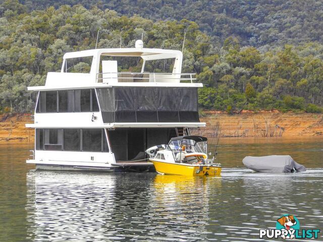 EZE Houseboat Holiday Home on Lake Eildon