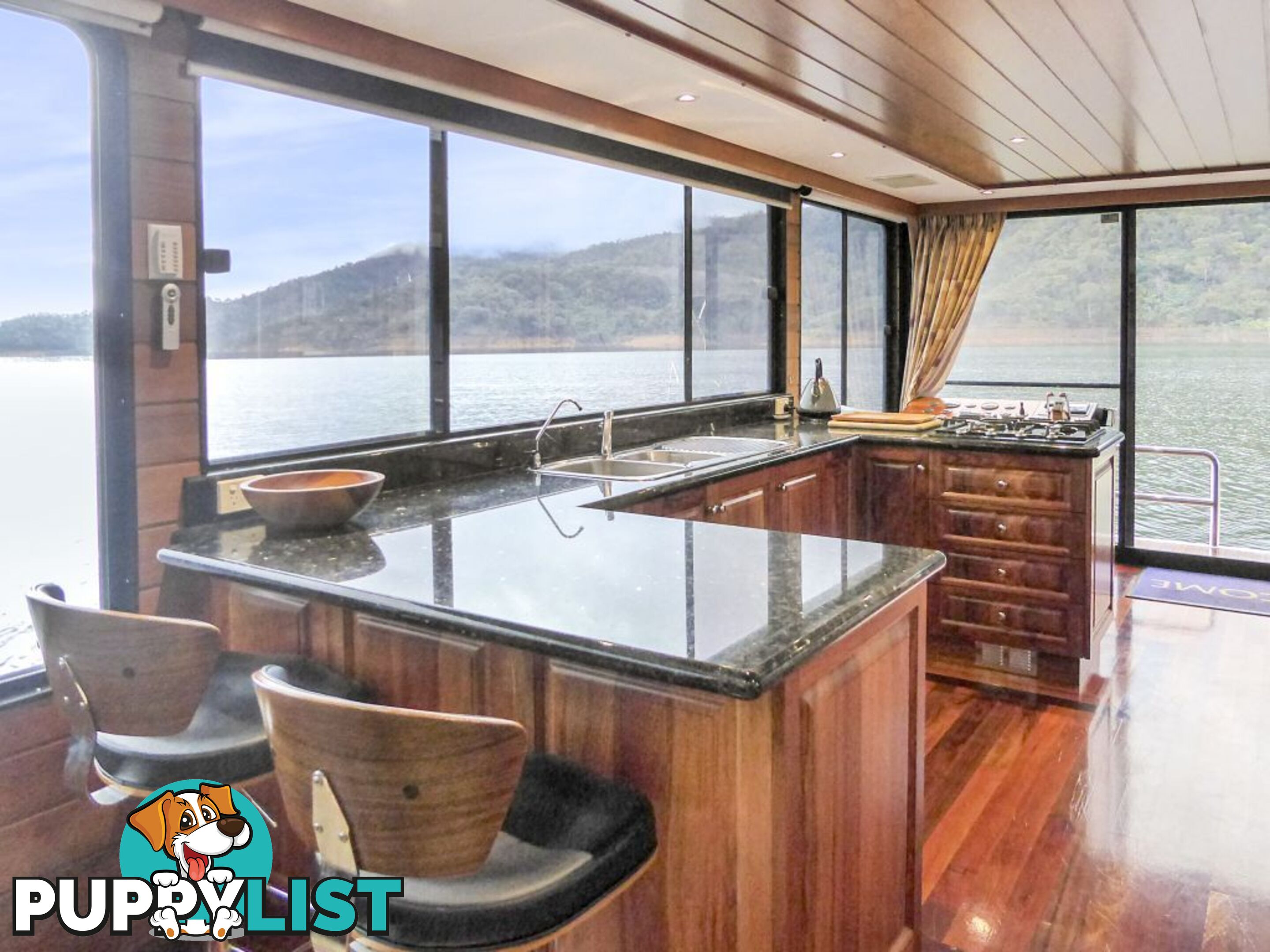 EZE Houseboat Holiday Home on Lake Eildon