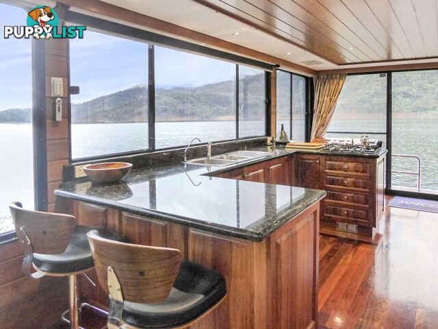 EZE Houseboat Holiday Home on Lake Eildon