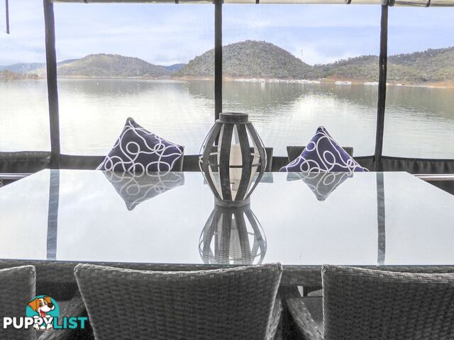 EZE Houseboat Holiday Home on Lake Eildon