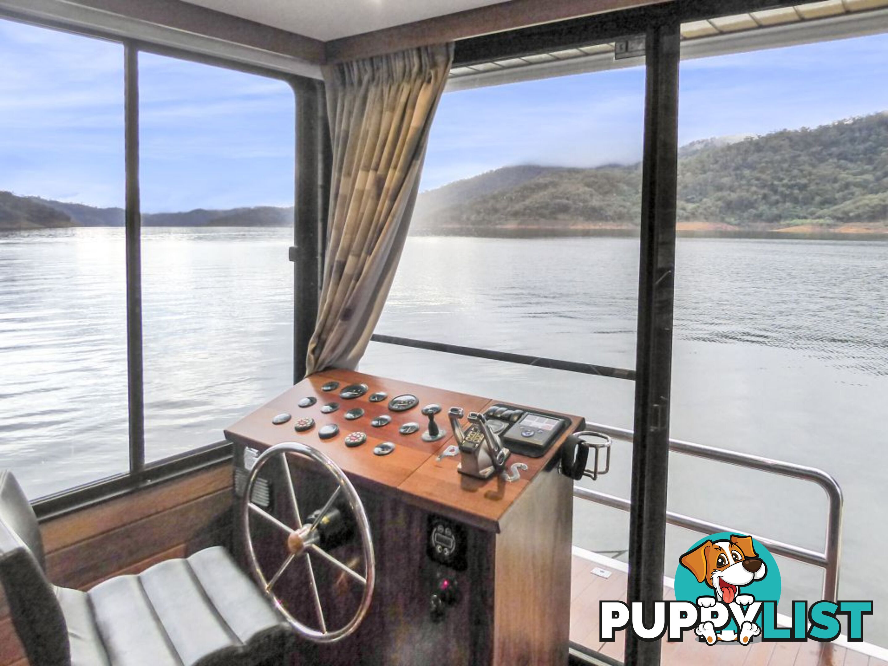 EZE Houseboat Holiday Home on Lake Eildon