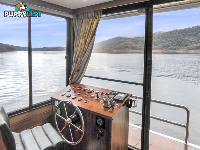 EZE Houseboat Holiday Home on Lake Eildon